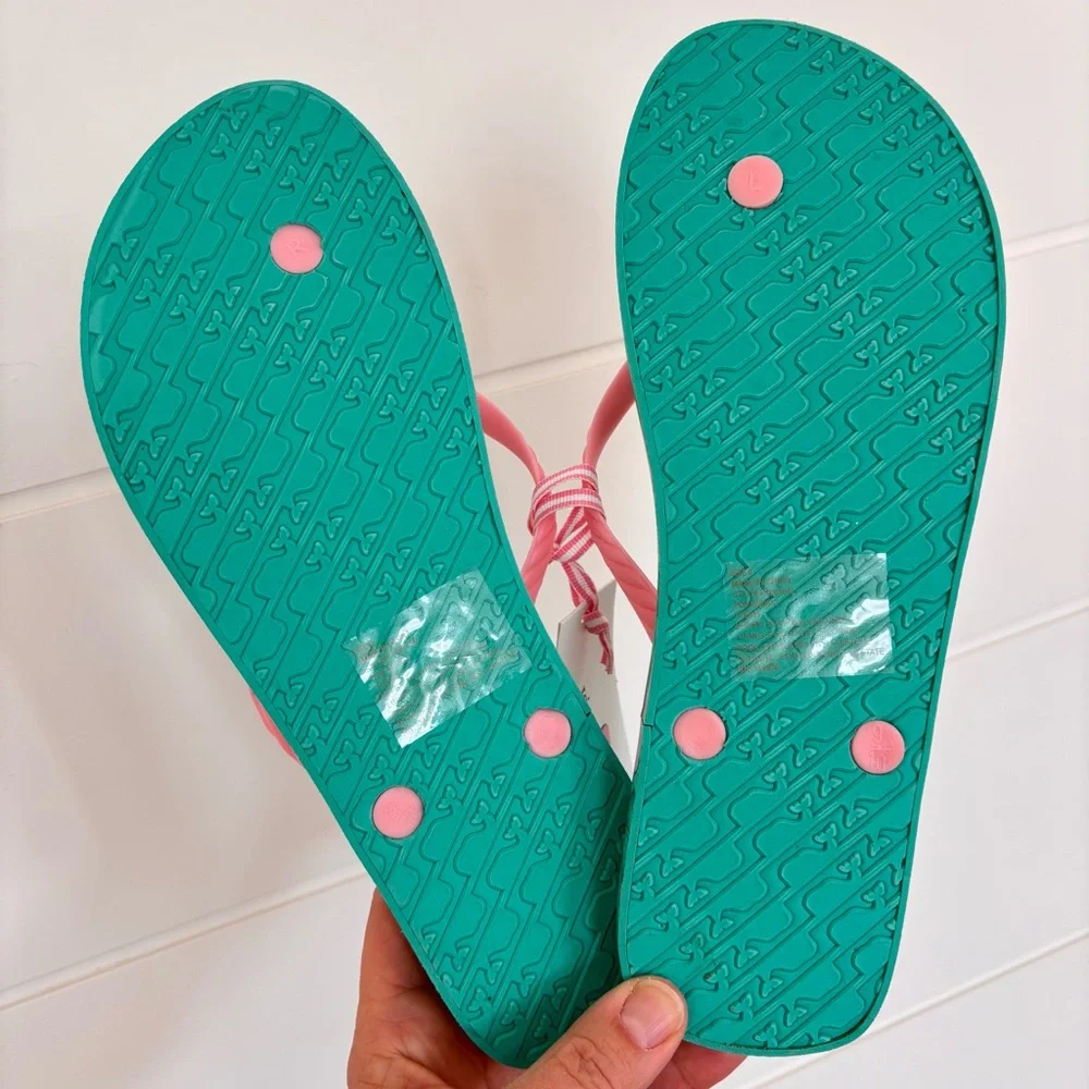 NEW Vineyard Vines Tropical Pink and Green Hibiscu Leaf Printed Flip Flop Size 9